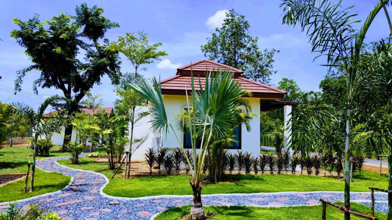Isan Golf & Adventure Hotel Udon Thani Exteriör bild