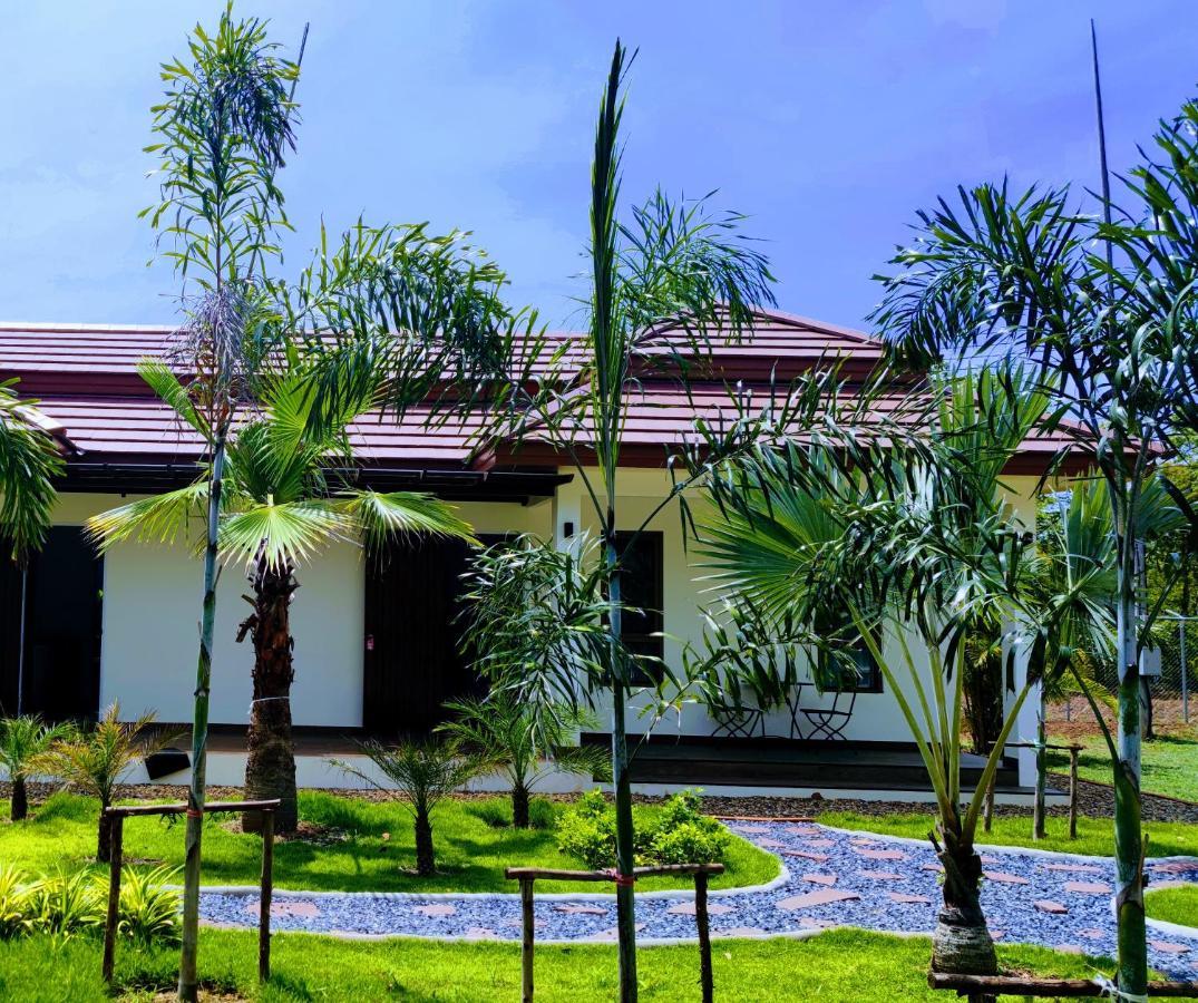 Isan Golf & Adventure Hotel Udon Thani Exteriör bild