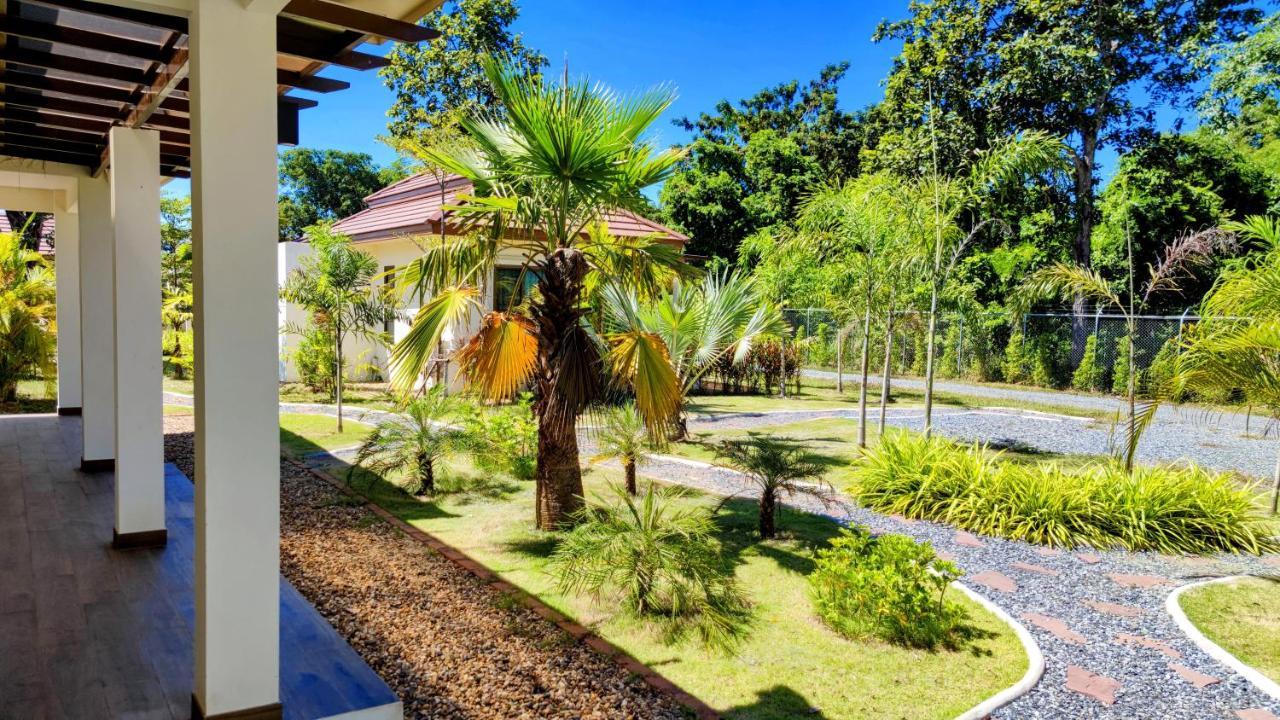 Isan Golf & Adventure Hotel Udon Thani Exteriör bild
